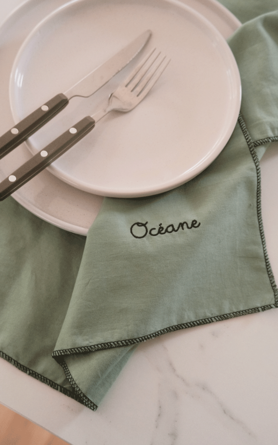 Serviette de table vert sauge brodée - Personnalisable