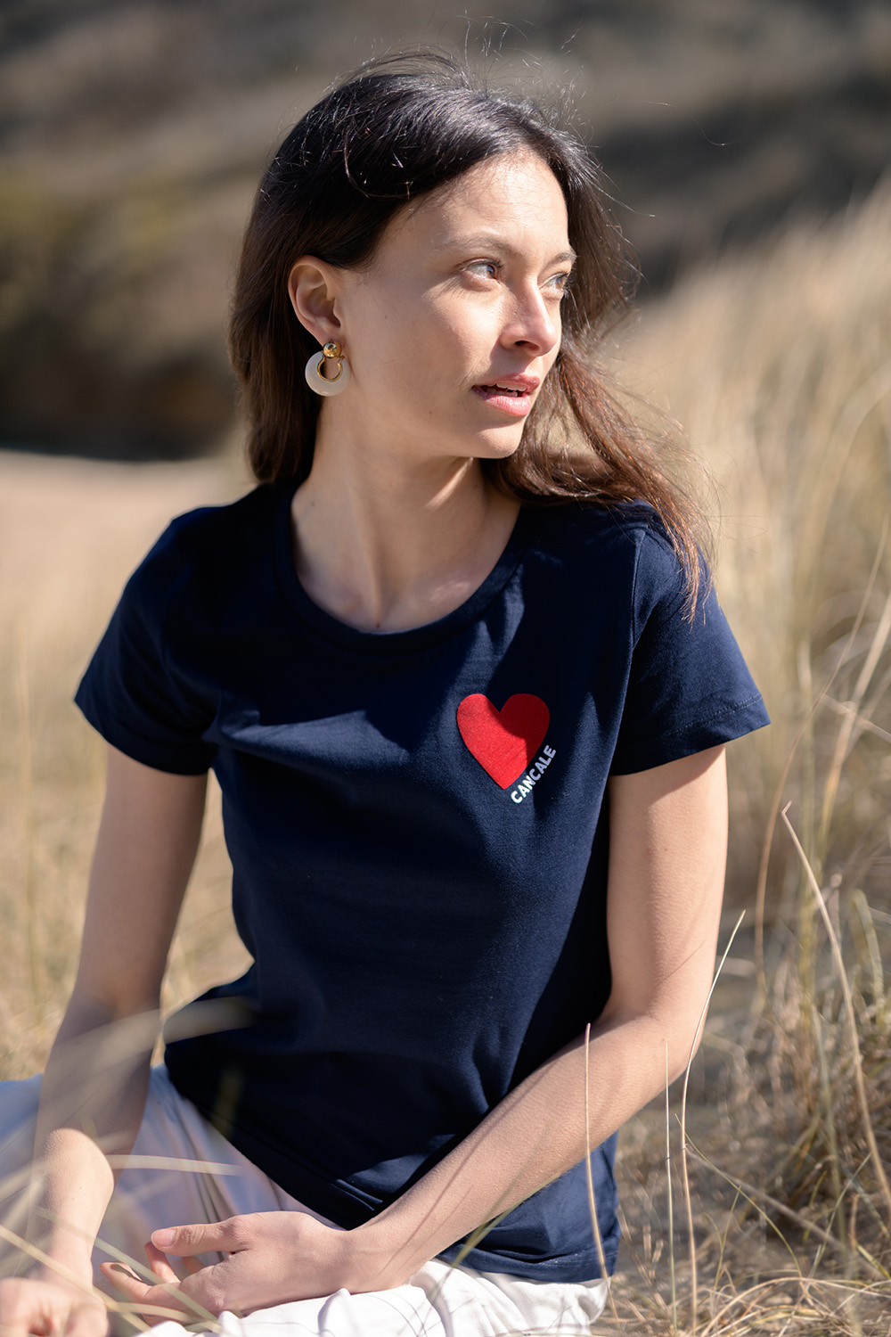 un t-shirt bleu marine avec un coeur velours rouge tout doux