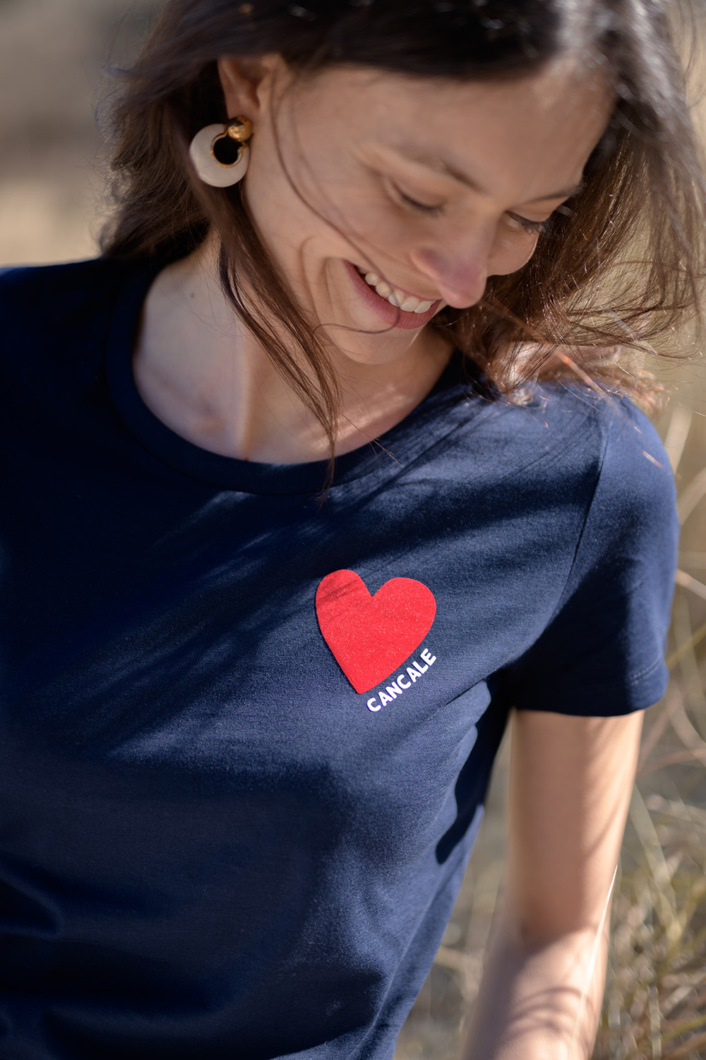 un t-shirt bleu marine avec un coeur velours rouge tout doux