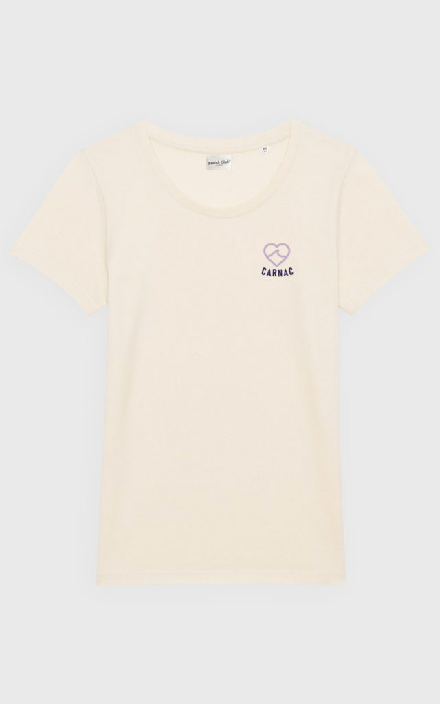 un t-shirt brodé au coeur dans nos 10 idées cadeaux pour la Fête des Mères