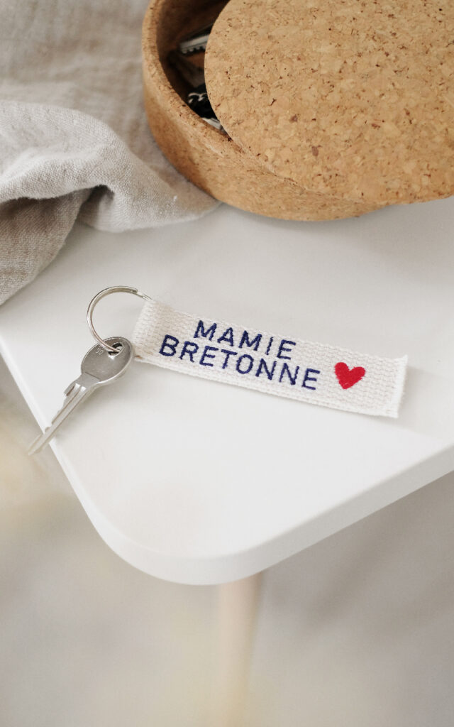 Le porte-clé brodé Mamie bretonne beige